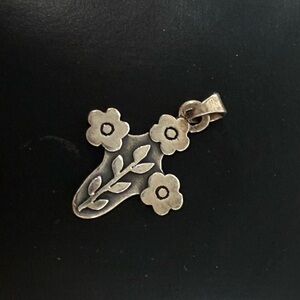 🌼✝️RETIRED✝️🌼James Avery Dede’s Flower Cross Charm Pendant Engraved